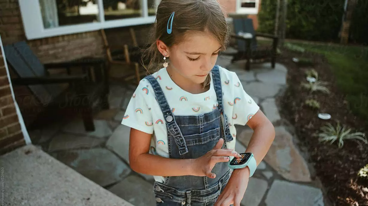 Kid Using Qwerty Keyboard On Gizmo Watch 3